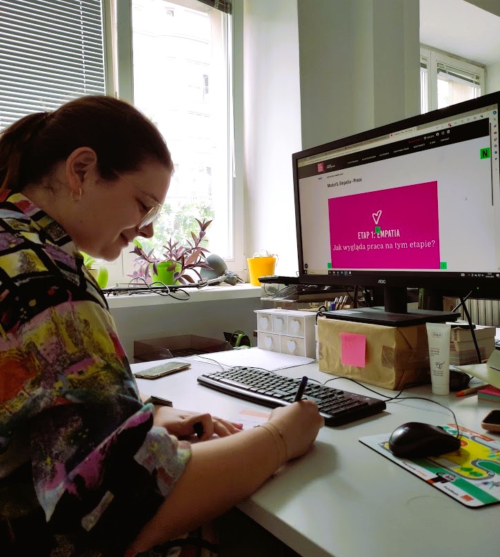 Na zdjęciu Julia z zespołu Fundacji realizuje kurs Design Thinking.